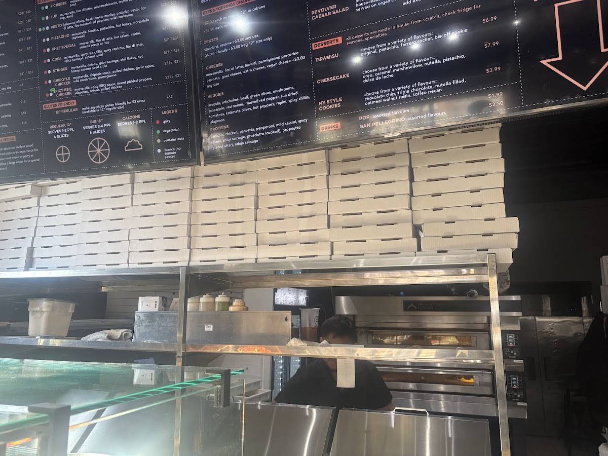 Revolver Pizza Co. меню
