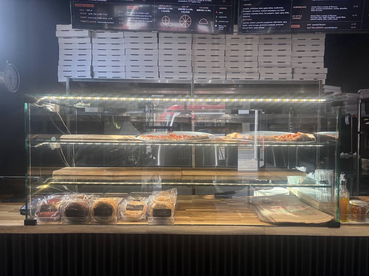 Revolver Pizza Co. меню