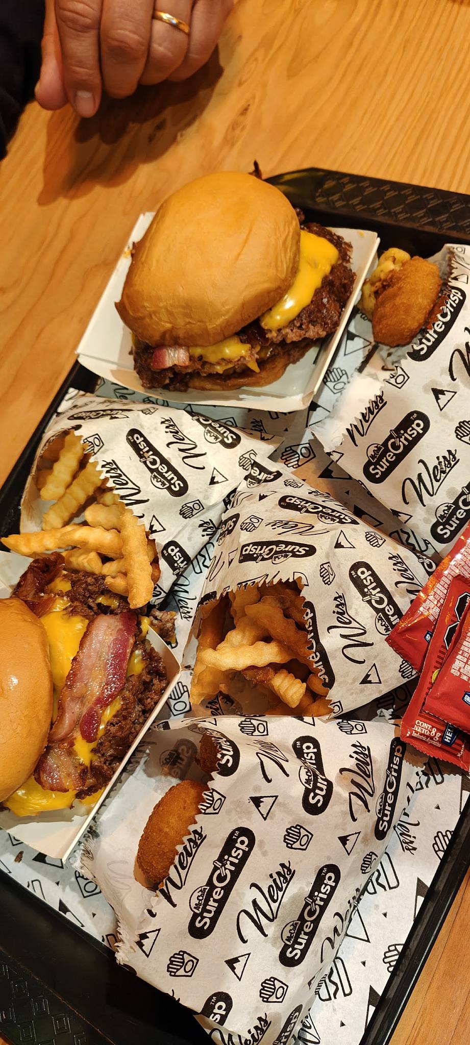 Weiss Burger Salta меню