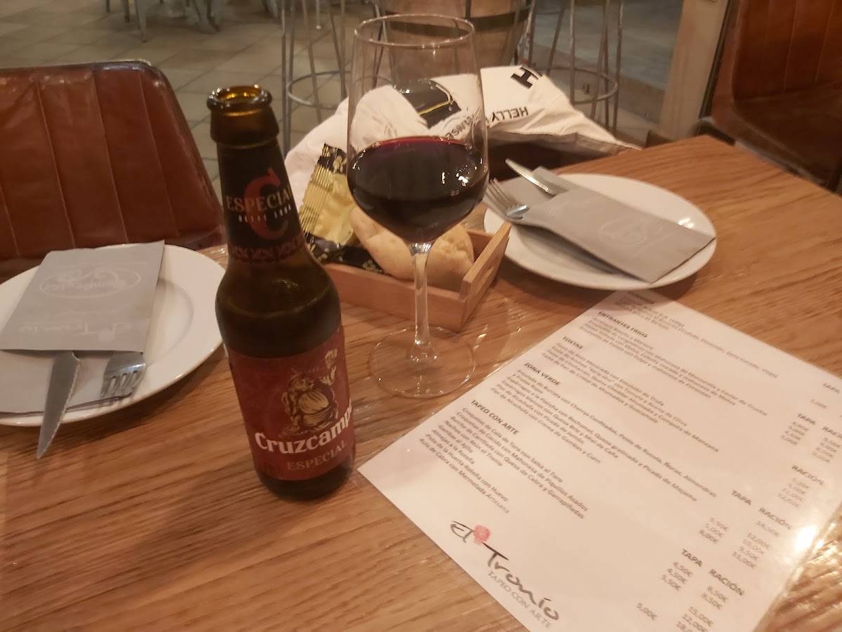 El Tronío tapeo con arte меню