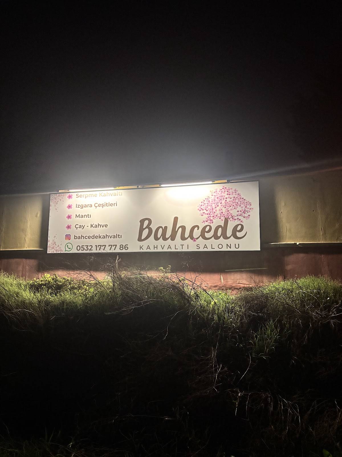 Bahçe'de Kahvaltı ve yemek servisi. меню