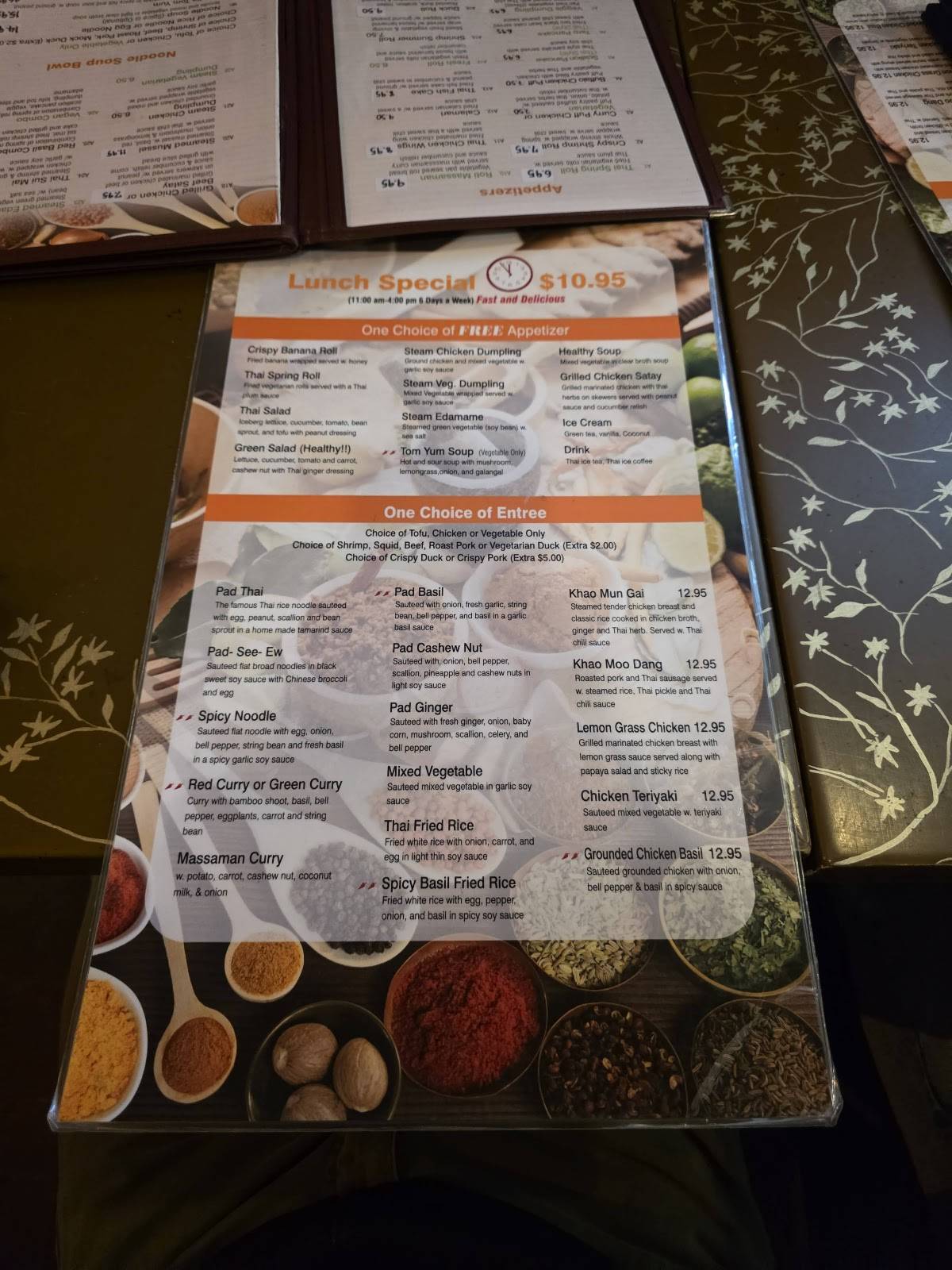 Red Basil Thai Cuisine меню