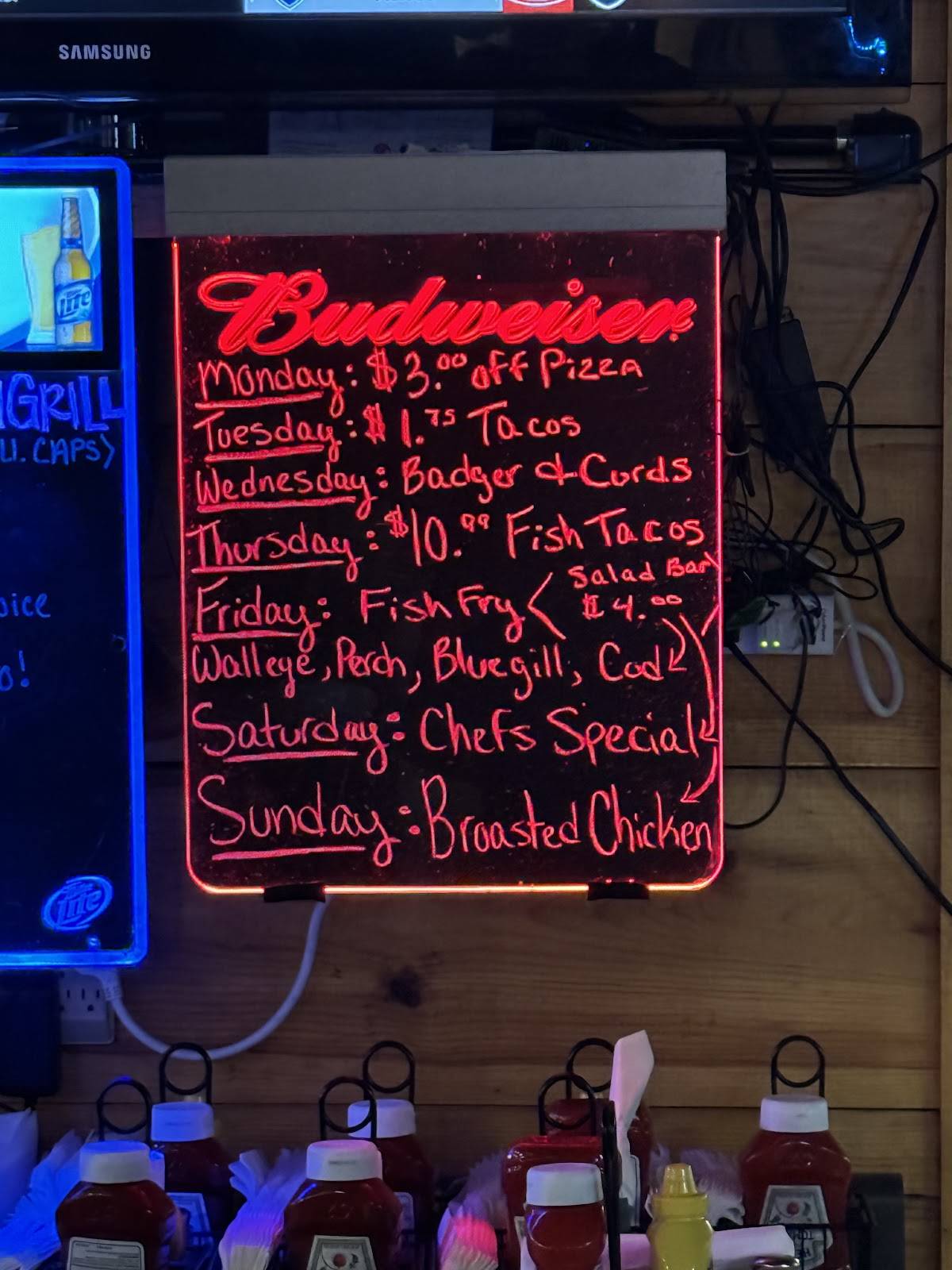 Rae's Bar and Grill меню
