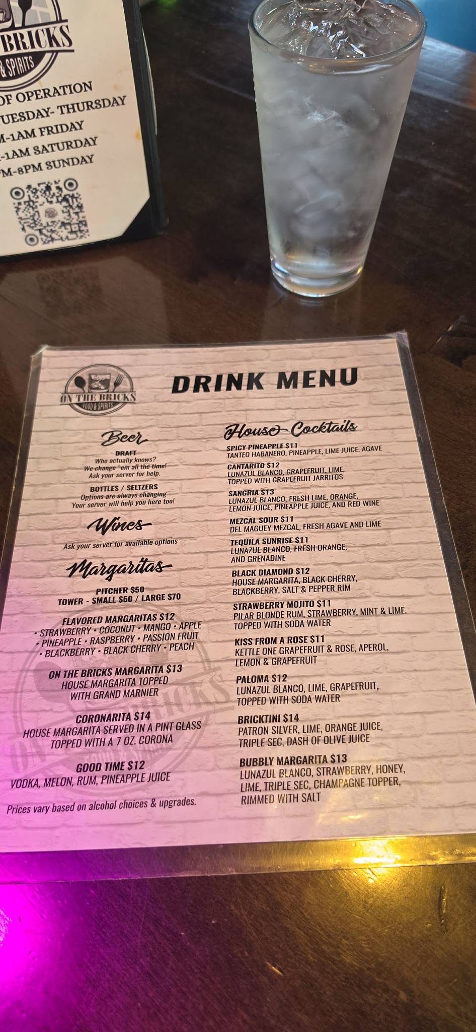 On The Bricks Food and Spirits меню